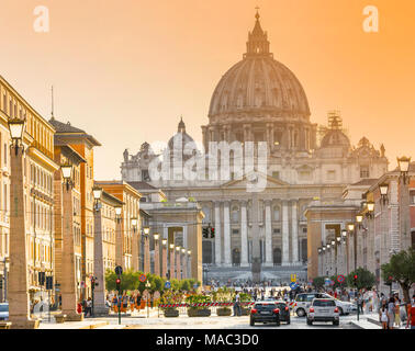 Vue sur la cathédrale San Pietro de la via della Conicillazione sur une chaude journée d'été. Rome, Italie Banque D'Images