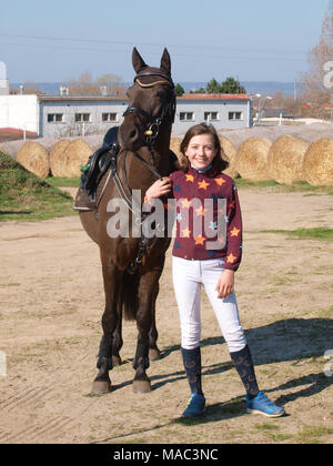 Portrait de jeune fille souriant avec son sport avant la compétition poney Banque D'Images