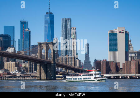 Un bateau d'excursion de la Circle Line sur l'East River à New York avec le bas Manhattan skyline Banque D'Images