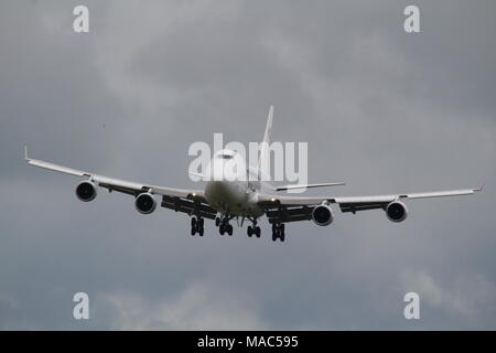 LX-ECV, un Boeing 747-4HQF exploité par Cargolux Airlines, arrivant à l'Aéroport International de Prestwick en Ayrshire. Banque D'Images
