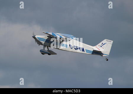 G-CFON, une entreprise privée Wittman W8 vent arrière de l'avion de fabrication artisanale, au départ de l'aéroport de Prestwick en Ayrshire. Banque D'Images