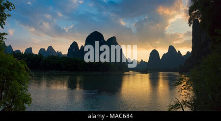 Collines karstiques avec Li River au coucher du soleil, Xingping, Guangxi, Chine Banque D'Images