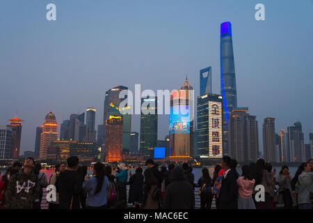 Les touristes en regardant les toits de Shanghai Pudong dominé par la tour du Bund, Shanghai, Chine Banque D'Images