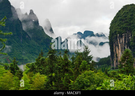 Collines calcaires dans la brume, Yangshuo, Guangxi, Chine Banque D'Images