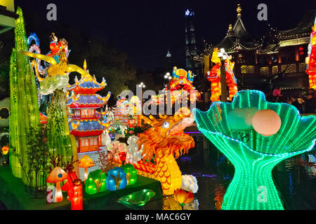 Lumières colorées à Lantern Festival célébrant le Nouvel An chinois dans le jardin Yuyuan, Shanghai, Chine Banque D'Images