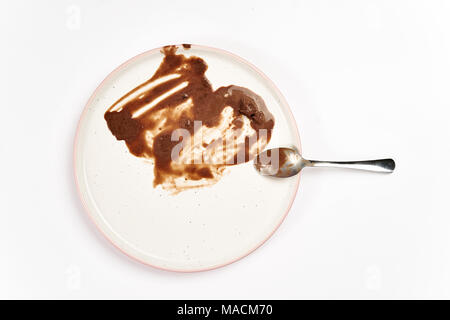 Vue du dessus de la plaque de glace sale avec des taches et des graisses Banque D'Images