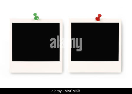 Deux tirages photo appareil photo instantané avec des punaises de couleur bleue et rouge isolé sur fond blanc. L'espace pour copier. Banque D'Images