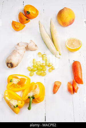 Sélection de diverses matières jaune frais Fruits et légumes biologiques Banque D'Images