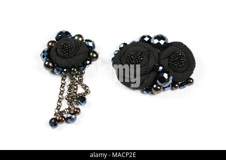 Broche et pendentif en forme de fleurs fait main en tissu noir Banque D'Images