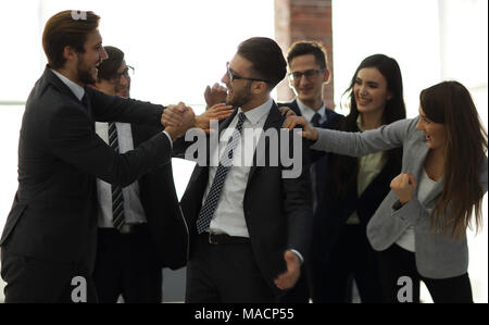 Portrait of businessman menant son équipe, à l'office. Banque D'Images