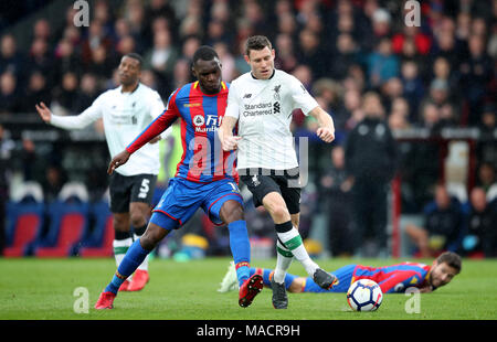 Crystal Palace's Christian Benteke (à gauche) et James Milner de Liverpool bataille pour la balle au cours de la Premier League match à Selhurst Park, Londres. Banque D'Images