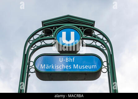 Markisches Museum station signe. Gare située sur la ligne U2 dans le quartier de Mitte à Berlin, Allemagne. Nommé d'après la proximité de Markisches Museum Banque D'Images