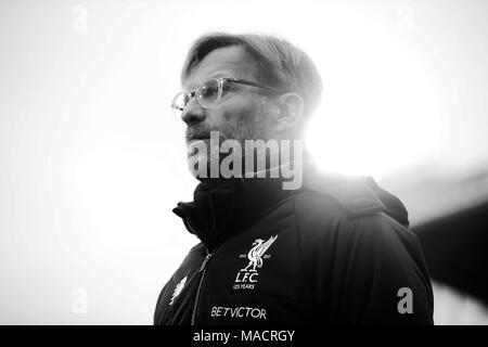 *IMAGE CONVERTIES EN NOIR ET BLANC* Liverpool Jurgen Klopp pendant le gestionnaire de Premier League match à Selhurst Park, Londres. ASSOCIATION DE PRESSE Photo. Photo date : Samedi 31 mars 2018. Voir l'ACTIVITÉ DE SOCCER histoire Palace. Crédit photo doit se lire : Adam Davy/PA Wire. RESTRICTIONS : EDITORIAL N'utilisez que pas d'utilisation non autorisée avec l'audio, vidéo, données, listes de luminaire, club ou la Ligue de logos ou services 'live'. En ligne De-match utilisation limitée à 75 images, aucune émulation. Aucune utilisation de pari, de jeux ou d'un club ou la ligue/dvd publications. Banque D'Images