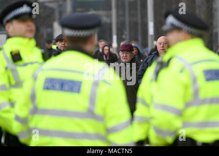 La présence policière autour de la terre en tant que fans arriver avant le premier match de championnat au stade de Londres. Banque D'Images