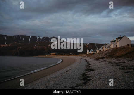 Voir d'Ardmair Beach, en Écosse, au crépuscule. Banque D'Images