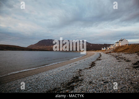 Voir d'Ardmair Beach, en Écosse, au crépuscule. Banque D'Images