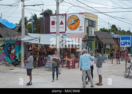 Route de sable avec des touristes et d'échoppes sur l'Île de Holbox, Quintana Roo, Mexique situé au nord de la péninsule du Yucatan Banque D'Images