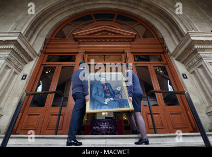 Les cadets de la RAF Labib Khan (à gauche) et Jamie Clifford (droite) transport d'un portrait de RAF fondateur Lord Trenchard pendant les répétitions pour le Gala du centenaire de la Royal Air Force au Royal Albert Hall de Londres. Banque D'Images