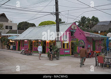 Route de sable avec des touristes et d'échoppes sur l'Île de Holbox, Quintana Roo, Mexique situé au nord de la péninsule du Yucatan Banque D'Images