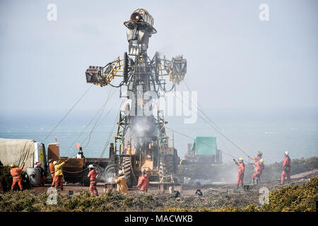 L'UK&Otilde;s plus grande marionnette mécanique, l'homme, le moteur s'anime comme les marionnettistes tirer sur des cordes pour le déplacer à côté de l'ancienne fosse à tête Geevor tin mine, Cornwall, comme le mineur mécanique débute sa tournée dans les régions du Royaume-Uni au cours des prochains mois. Banque D'Images