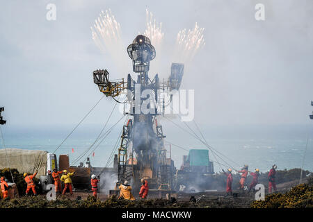 La plus grande marionnette mécanique du Royaume-Uni, la Man Engine, prend vie tandis que les marionnettistes tirent sur des cordes pour le déplacer à côté de l'ancienne tête de fosse à la mine Geevor Tin, dans les Cornouailles, alors que le mineur mécanique commence sa tournée dans plusieurs parties du Royaume-Uni au cours des mois à venir. Banque D'Images