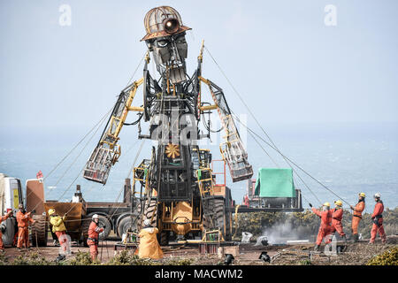 La plus grande marionnette mécanique du Royaume-Uni, la Man Engine, prend vie tandis que les marionnettistes tirent sur des cordes pour le déplacer à côté de l'ancienne tête de fosse à la mine Geevor Tin, dans les Cornouailles, alors que le mineur mécanique commence sa tournée dans plusieurs parties du Royaume-Uni au cours des mois à venir. Banque D'Images