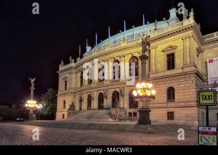 PRAGUE, RÉPUBLIQUE TCHÈQUE - 27 août 2014 : la lumière des lampadaires Rudolfinum concert hall, lieu de la vitrine permanente internationale de printemps de Prague Musi Banque D'Images