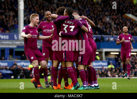 Manchester City's Leroy Sane (centre) célèbre marquant son but premier du côté du jeu avec ses coéquipiers au cours de la Premier League match à Goodison Park, Liverpool. Banque D'Images