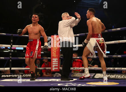 Mose Auimatagi Jr (à gauche) célèbre vaincre Morgan Jones dans leur Super-Middleweight concours à la Principauté Stadium, Cardiff. Banque D'Images