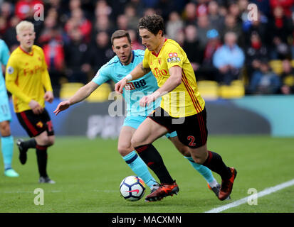 Daryl Janmaat de Watford (droite) et AFC Bournemouth's Dan Gosling en action au cours de la Premier League match à Vicarage Road, London. Banque D'Images