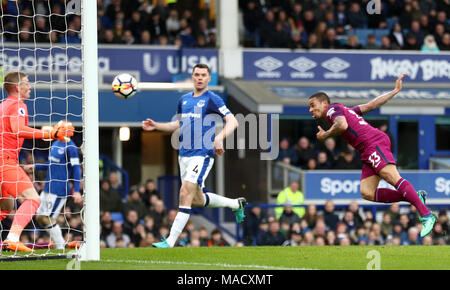 Manchester City's Gabriel Jésus marque son deuxième but du côté de la partie avec un tir au cours de la Premier League match à Goodison Park, Liverpool. Banque D'Images