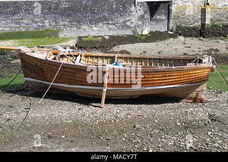 Cornwall, Angleterre, Polperro : un fatras de chalets et de bateaux de pêche à l'abri des ravages du temps et marée dans sa falaise ravine, UK, PETER GRANT Banque D'Images