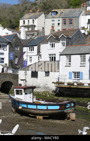 Cornwall, Angleterre, Polperro : un fatras de chalets et de bateaux de pêche à l'abri des ravages du temps et marée dans sa falaise ravine, UK, PETER GRANT Banque D'Images