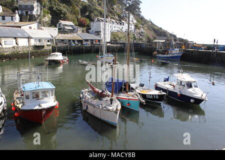 Cornwall, Angleterre, Polperro : un fatras de chalets et de bateaux de pêche à l'abri des ravages du temps et marée dans sa falaise ravine, UK, PETER GRANT Banque D'Images