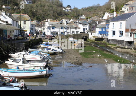 Cornwall, Angleterre, Polperro : un fatras de chalets et de bateaux de pêche à l'abri des ravages du temps et marée dans sa falaise ravine, UK, PETER GRANT Banque D'Images