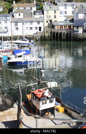 Cornwall, Angleterre, Polperro : un fatras de chalets et de bateaux de pêche à l'abri des ravages du temps et marée dans sa falaise ravine, UK, PETER GRANT Banque D'Images