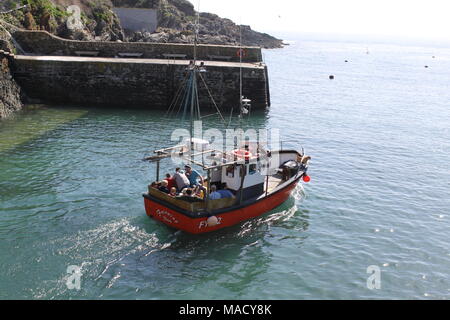 Cornwall, Angleterre, Polperro : un fatras de chalets et de bateaux de pêche à l'abri des ravages du temps et marée dans sa falaise ravine, UK, PETER GRANT Banque D'Images