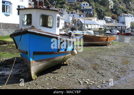 Cornwall, Angleterre, Polperro : un fatras de chalets et de bateaux de pêche à l'abri des ravages du temps et marée dans sa falaise ravine, UK, PETER GRANT Banque D'Images