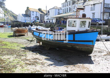 Cornwall, Angleterre, Polperro : un fatras de chalets et de bateaux de pêche à l'abri des ravages du temps et marée dans sa falaise ravine, UK, PETER GRANT Banque D'Images