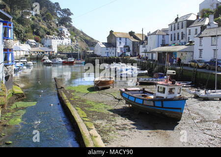 Cornwall, Angleterre, Polperro : un fatras de chalets et de bateaux de pêche à l'abri des ravages du temps et marée dans sa falaise ravine, UK, PETER GRANT Banque D'Images