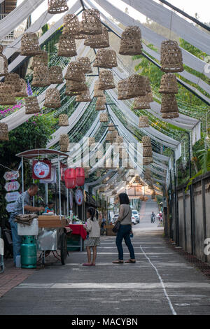 Street food vendu dans les stalles, Mae Hong Son, Thaïlande 19.01.2018 Banque D'Images