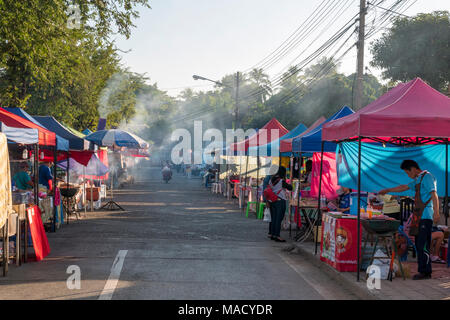 Street food vendu dans les stalles, Mae Hong Son, Thaïlande 20.01.2018 Banque D'Images