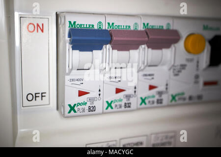 Unité de consommation électrique en plastique intérieur de l'unité de distribution avec commutateurs de déclenchement RCD au Royaume-Uni Banque D'Images