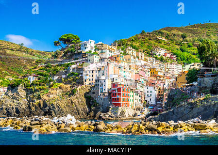 Riomaggiore, vu d'un bateau partant, Parc national des Cinque Terre, Ligurie, Italie, UNESCO Banque D'Images