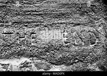 'La fin' sculptée dans du béton rugueux. Banque D'Images