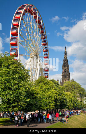 Grande Roue, Sir Walter Scott Memorial et la foule du festival en août le long de Princes Street, Edinburgh, Lothian, Scotland, UK Banque D'Images