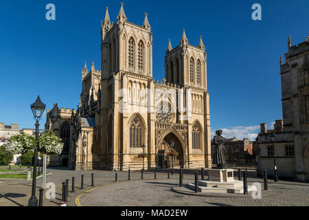 Raja Rammohun Roy statue en dessous de la cathédrale de Bristol (église cathédrale de la Sainte et indivisible Trinité), Bristol, Angleterre Banque D'Images