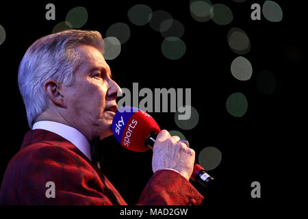 Ring announcer Michael Buffer avant la WBA, IBF, IBO et WBO Heavyweight Championship concours à la Principauté Stadium, Cardiff. Banque D'Images