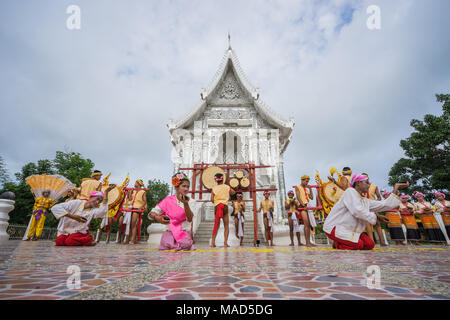 Sukhothai, Thaïlande - 5 août 2017 : les jeunes filles et garçons du nord de la scène de danse de style pour montrer aux touristes dans un temple bouddhiste Banque D'Images