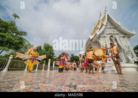 Sukhothai, Thaïlande - 5 août 2017 : les jeunes filles et garçons du nord de la scène de danse de style pour montrer aux touristes dans un temple bouddhiste Banque D'Images